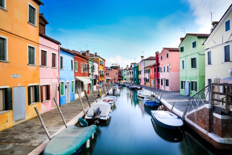Venecia - boats on canal between houses during daytime