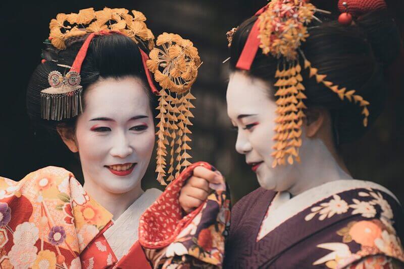 two geisha women dressed in traditional geisha clothing